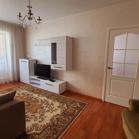 Center Apartment Lutsk Exterior photo